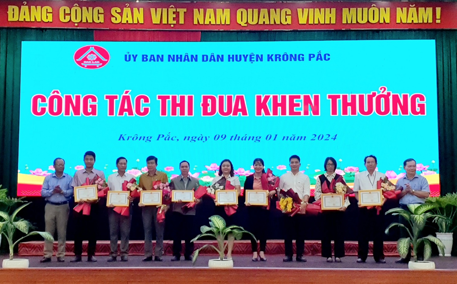 UBND xã Ea Phê tham dự Hội nghị tổng kết công tác Cải cách hành chính năm 2023, triển khai nhiệm vụ năm 2024 và ra mắt ứng dụng "Krông Pắc trực tuyến"